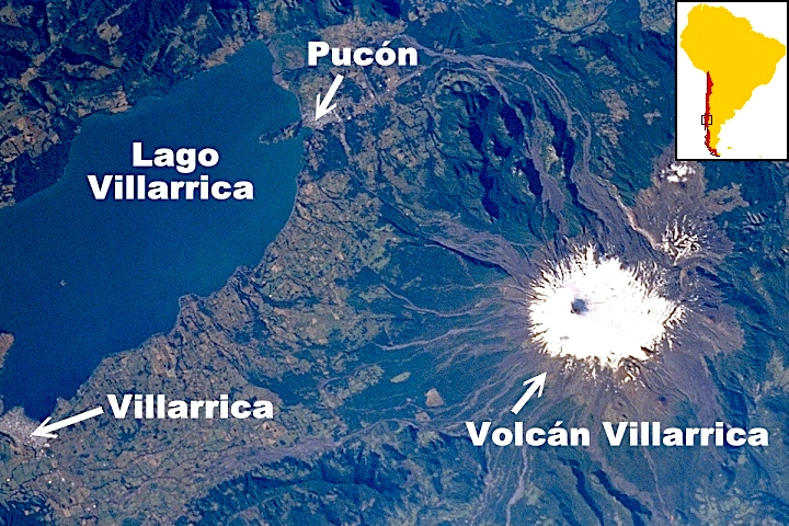 Vista general del lago, el volcán y ambas comunas